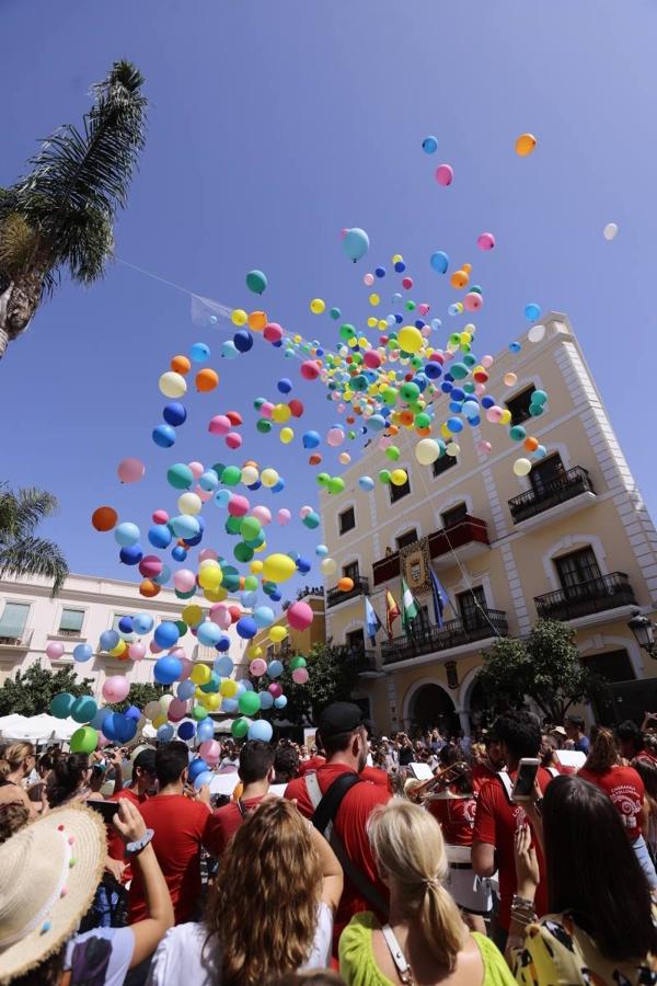 El municipio sexitano da el pistoletazo de salida a sus fiestas con la suelta de 1.000 globos biodegradables
