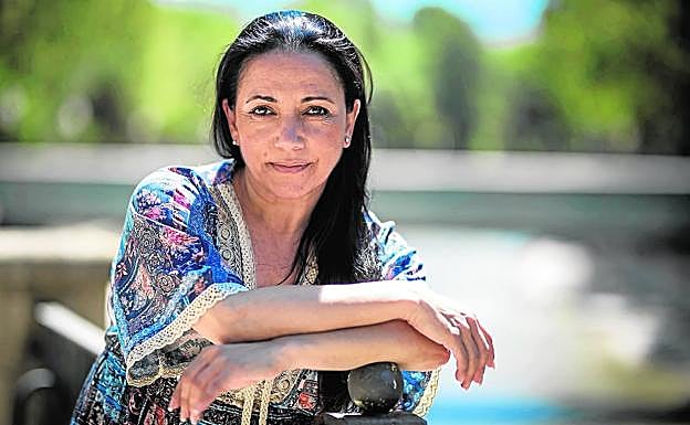 Eva Yerbabuena, fotografiada junto al río Genil a su paso por Granada.