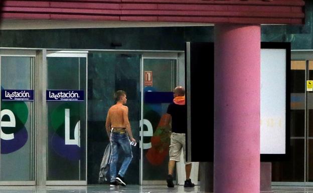 Uno de los acusados de la presunta violación en grupo en un apartamento de Benidorm, en libertad tras pasar a disposición judicial. 