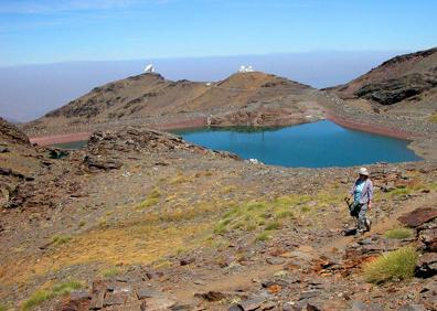 Imagen secundaria 1 - Ganado en el pastizal; la laguna de las Yeguas convertida en embalse; arroyo que se convierte en el nacimiento del río Dílar 