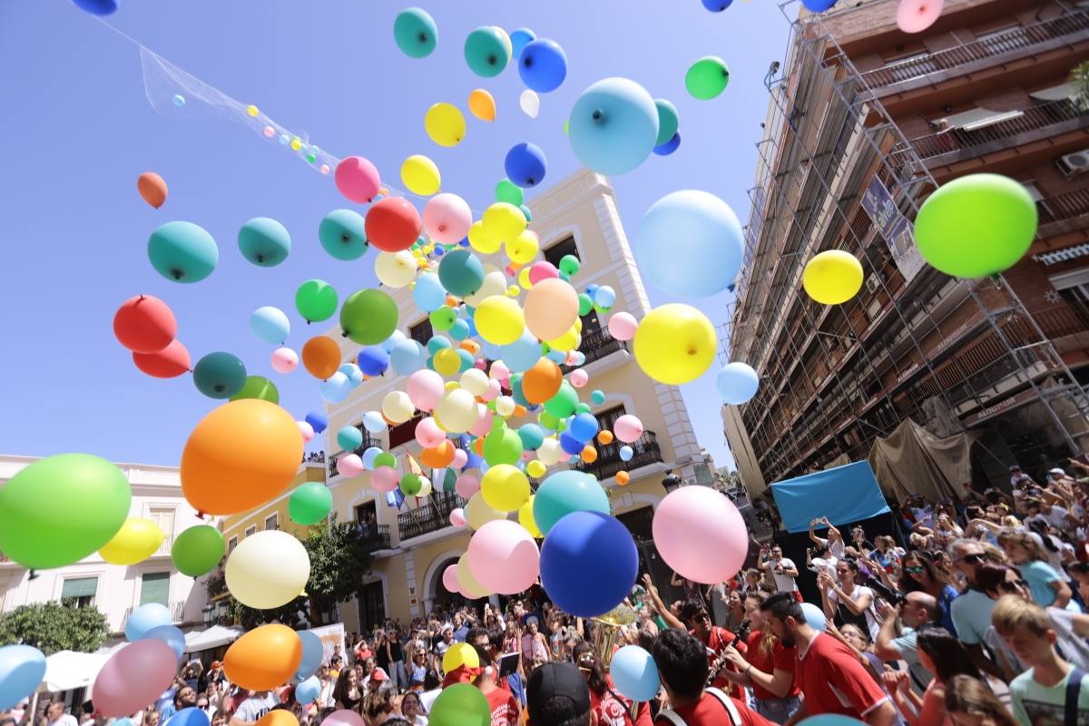 El municipio sexitano da el pistoletazo de salida a sus fiestas con la suelta de 1.000 globos biodegradables