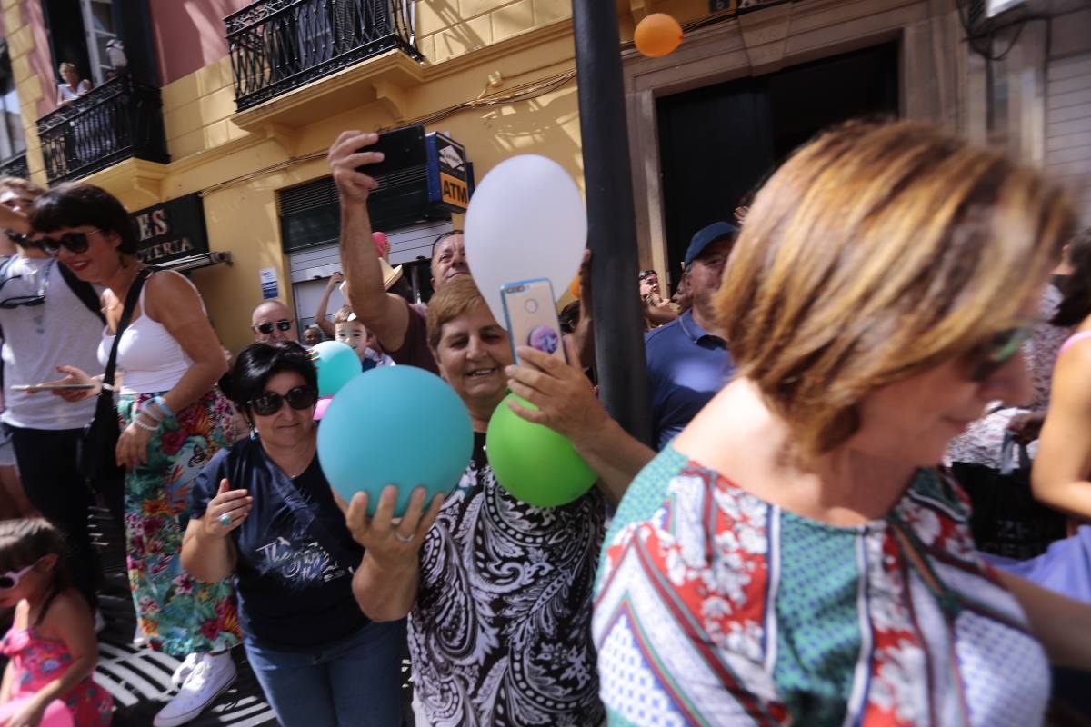 El municipio sexitano da el pistoletazo de salida a sus fiestas con la suelta de 1.000 globos biodegradables