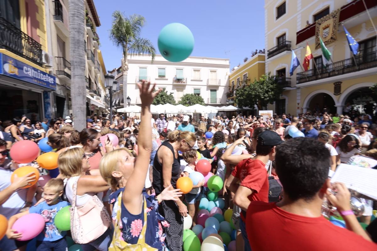El municipio sexitano da el pistoletazo de salida a sus fiestas con la suelta de 1.000 globos biodegradables