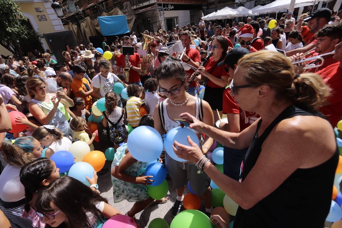 El municipio sexitano da el pistoletazo de salida a sus fiestas con la suelta de 1.000 globos biodegradables