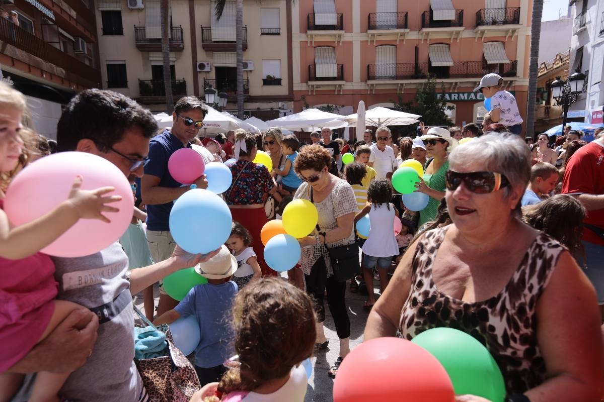 El municipio sexitano da el pistoletazo de salida a sus fiestas con la suelta de 1.000 globos biodegradables