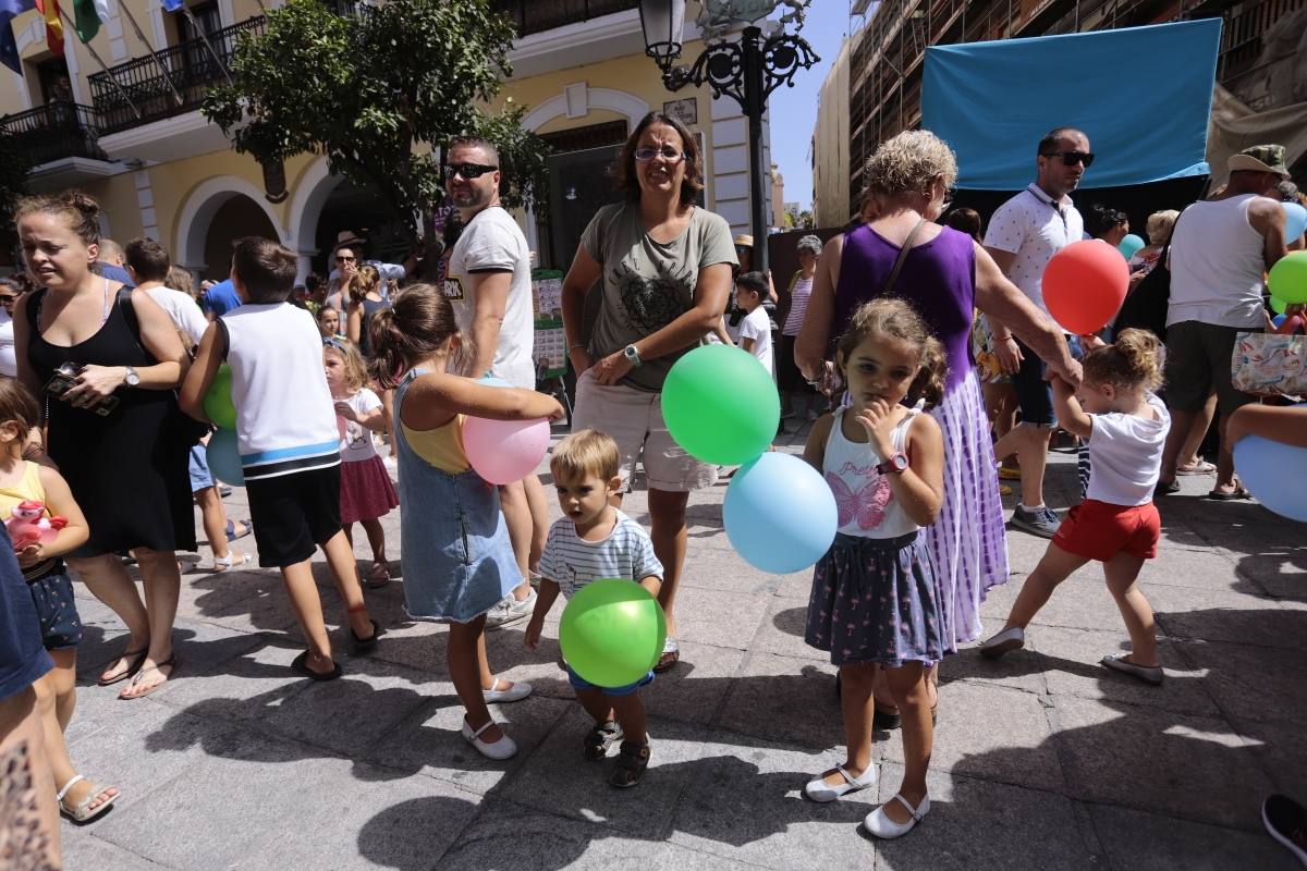 El municipio sexitano da el pistoletazo de salida a sus fiestas con la suelta de 1.000 globos biodegradables