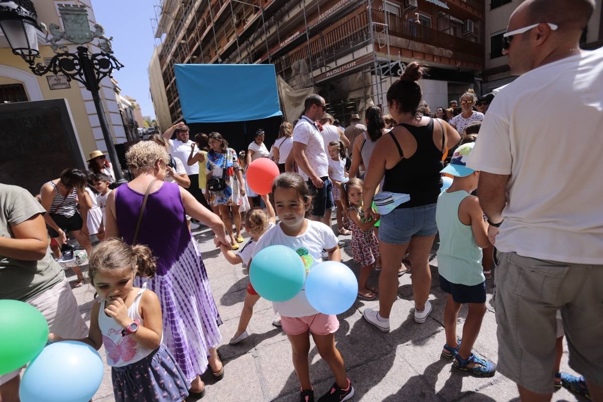 El municipio sexitano da el pistoletazo de salida a sus fiestas con la suelta de 1.000 globos biodegradables