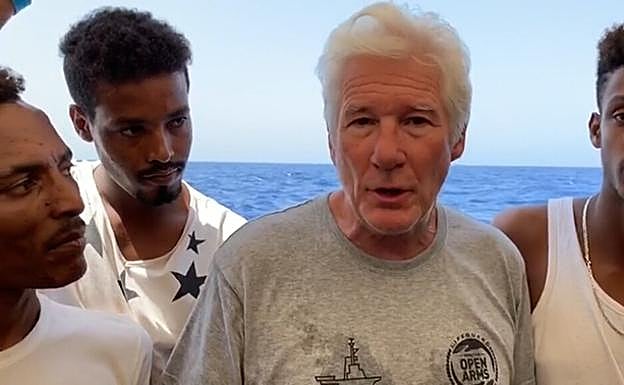 Vox se burla de Richard Gere por su gesto con el Open Arms: «Un multimillonario rodeado de presuntos refugiados»