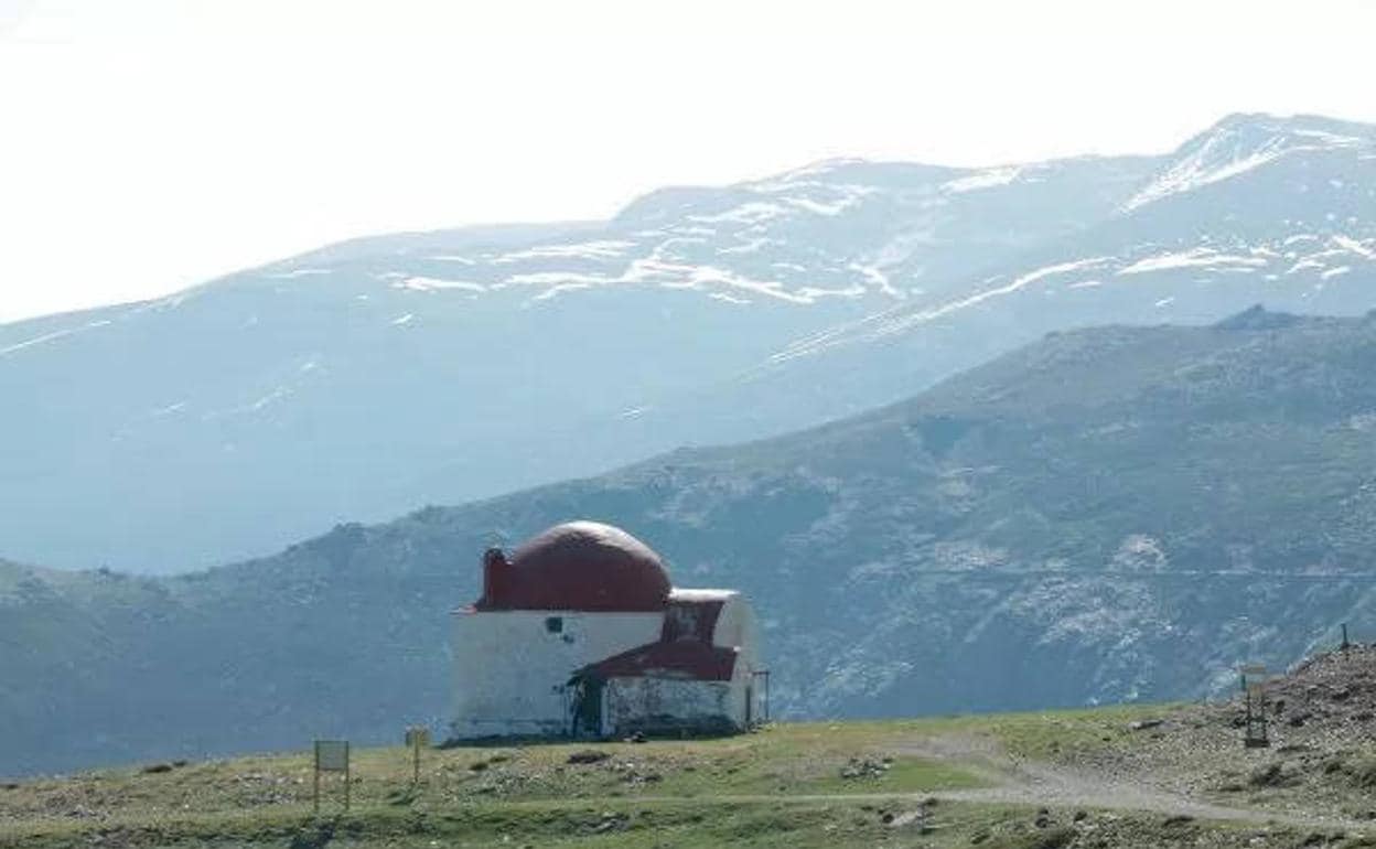 El albergue se encuentra en el corazón de Sierra Nevada, a 2.250 metros de altura. :: 