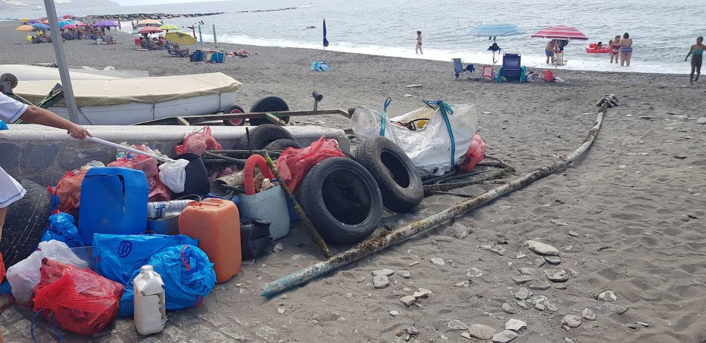 La batida de limpieza ha tenido lugar en siete muniicpios. Los voluntarios han recogido cerca de cuatro toneladas de residuos