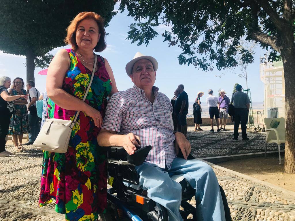 Imagen principal - El matrimonio formado por Pilar y Pepe, gran dependiente en la imagen de arriba. Abajo, Emilia y Carmen y Conchi y Rosa, participando en la protesta en el mirador de San Nicolás. 