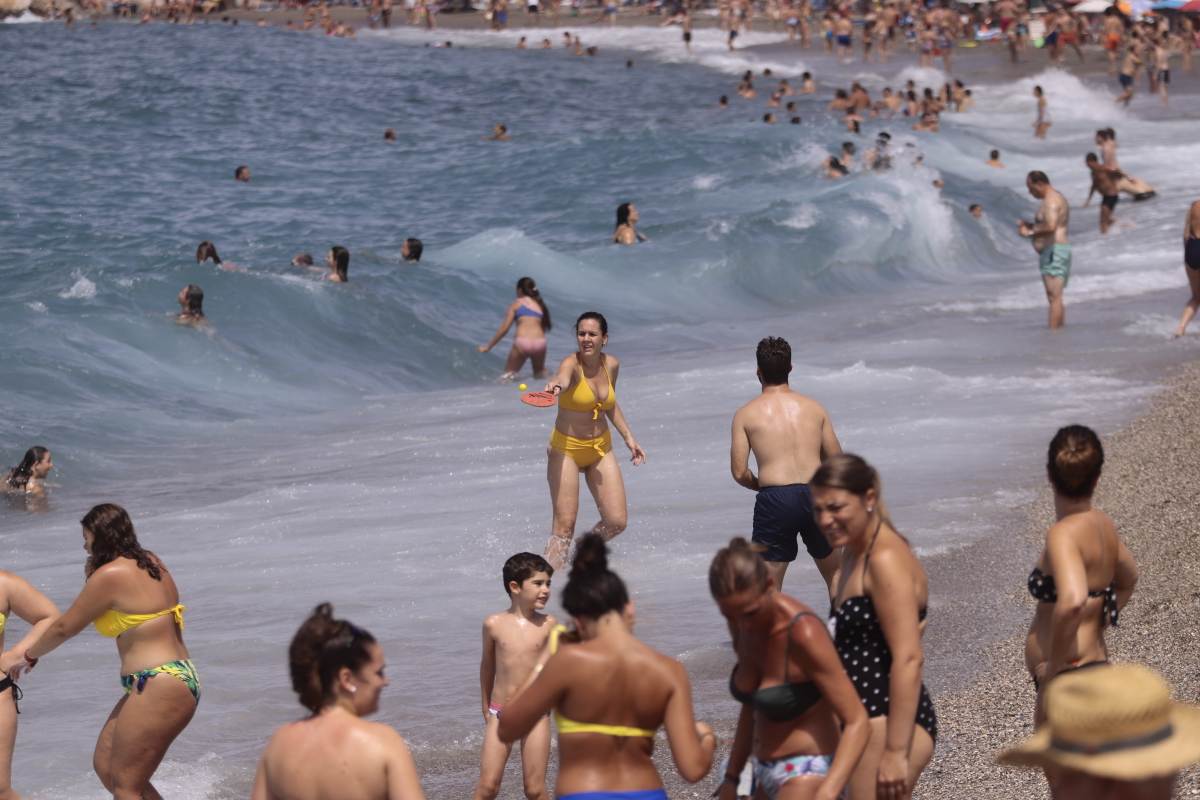 Fotos: Domingo de playa por todo lo alto en la Costa granadina