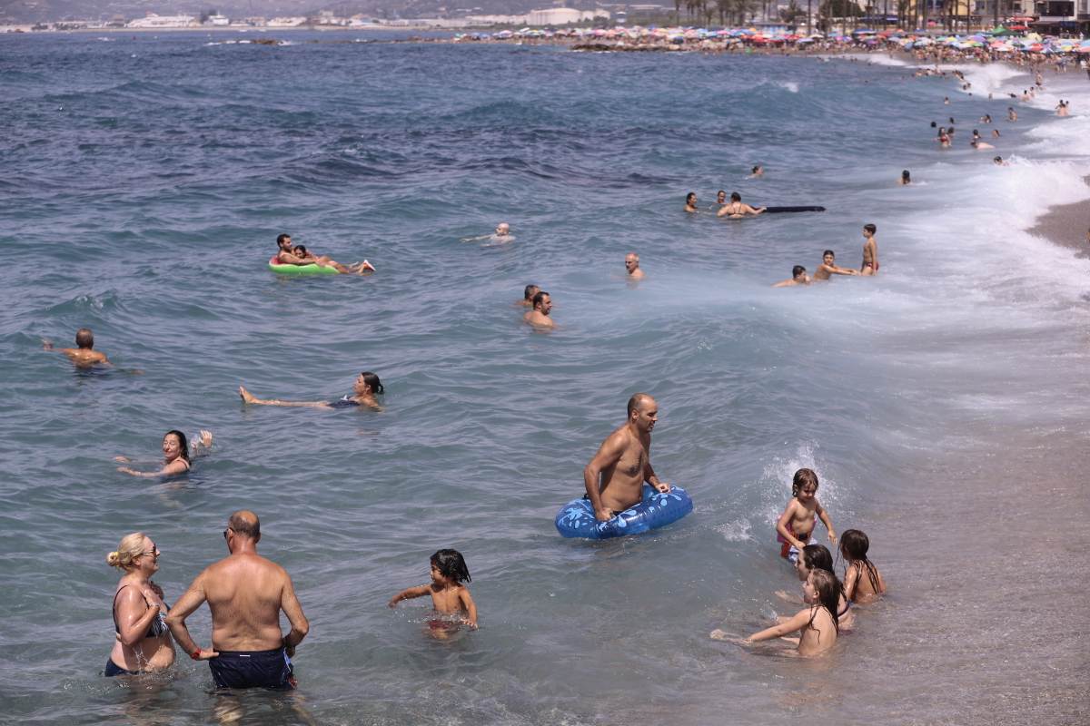 Fotos: Domingo de playa por todo lo alto en la Costa granadina