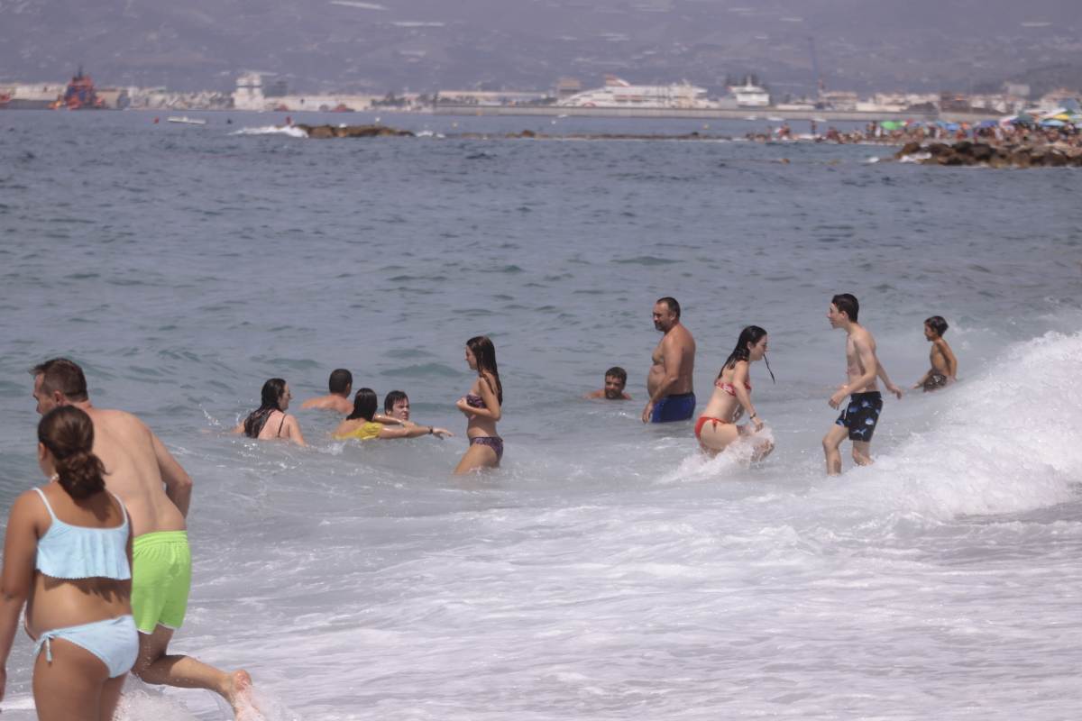 Fotos: Domingo de playa por todo lo alto en la Costa granadina