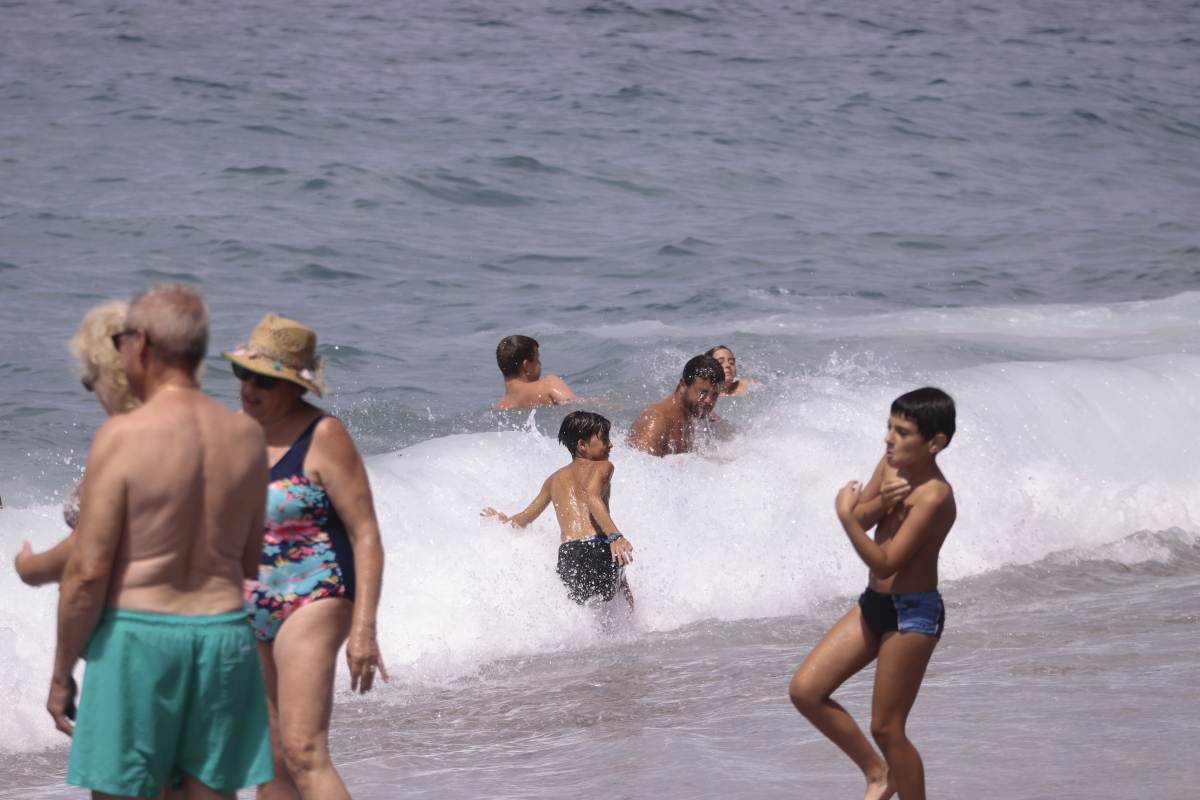 Fotos: Domingo de playa por todo lo alto en la Costa granadina