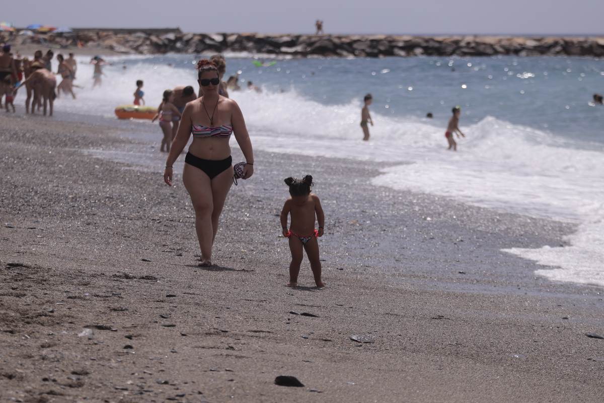 Fotos: Domingo de playa por todo lo alto en la Costa granadina