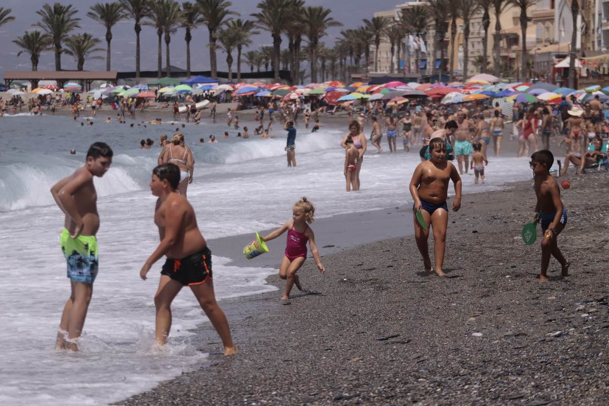 Fotos: Domingo de playa por todo lo alto en la Costa granadina