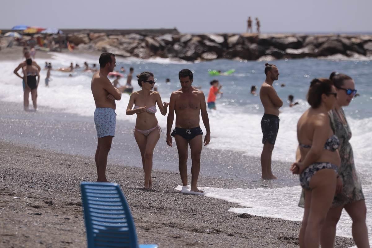 Fotos: Domingo de playa por todo lo alto en la Costa granadina