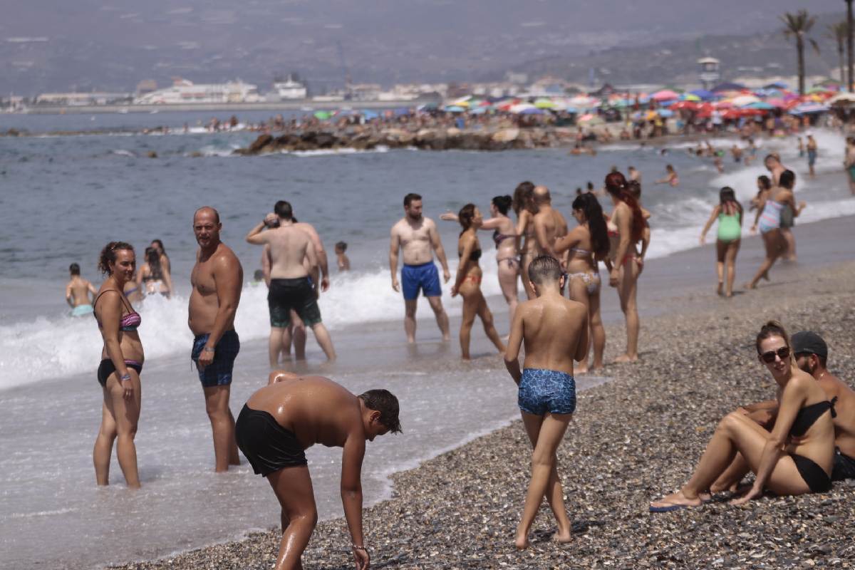 Fotos: Domingo de playa por todo lo alto en la Costa granadina