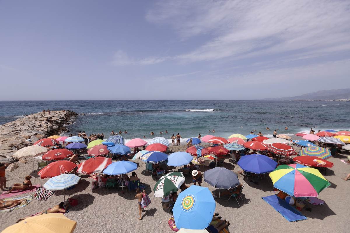 Fotos: Domingo de playa por todo lo alto en la Costa granadina