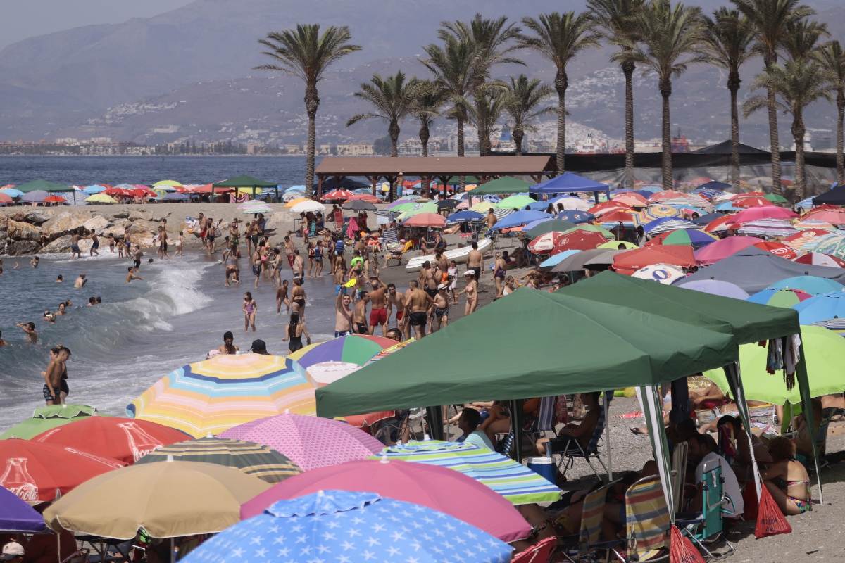 Fotos: Domingo de playa por todo lo alto en la Costa granadina