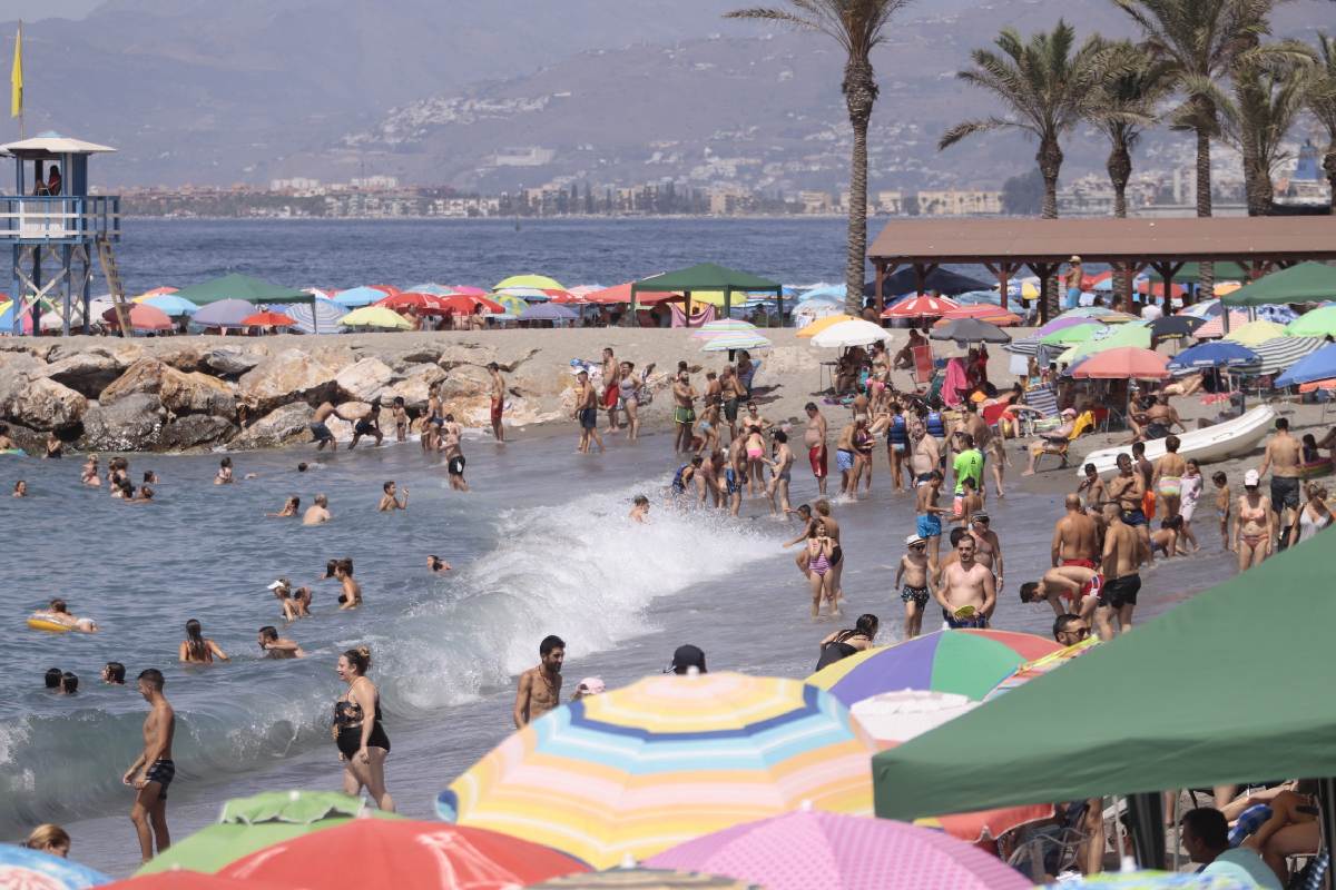 Fotos: Domingo de playa por todo lo alto en la Costa granadina