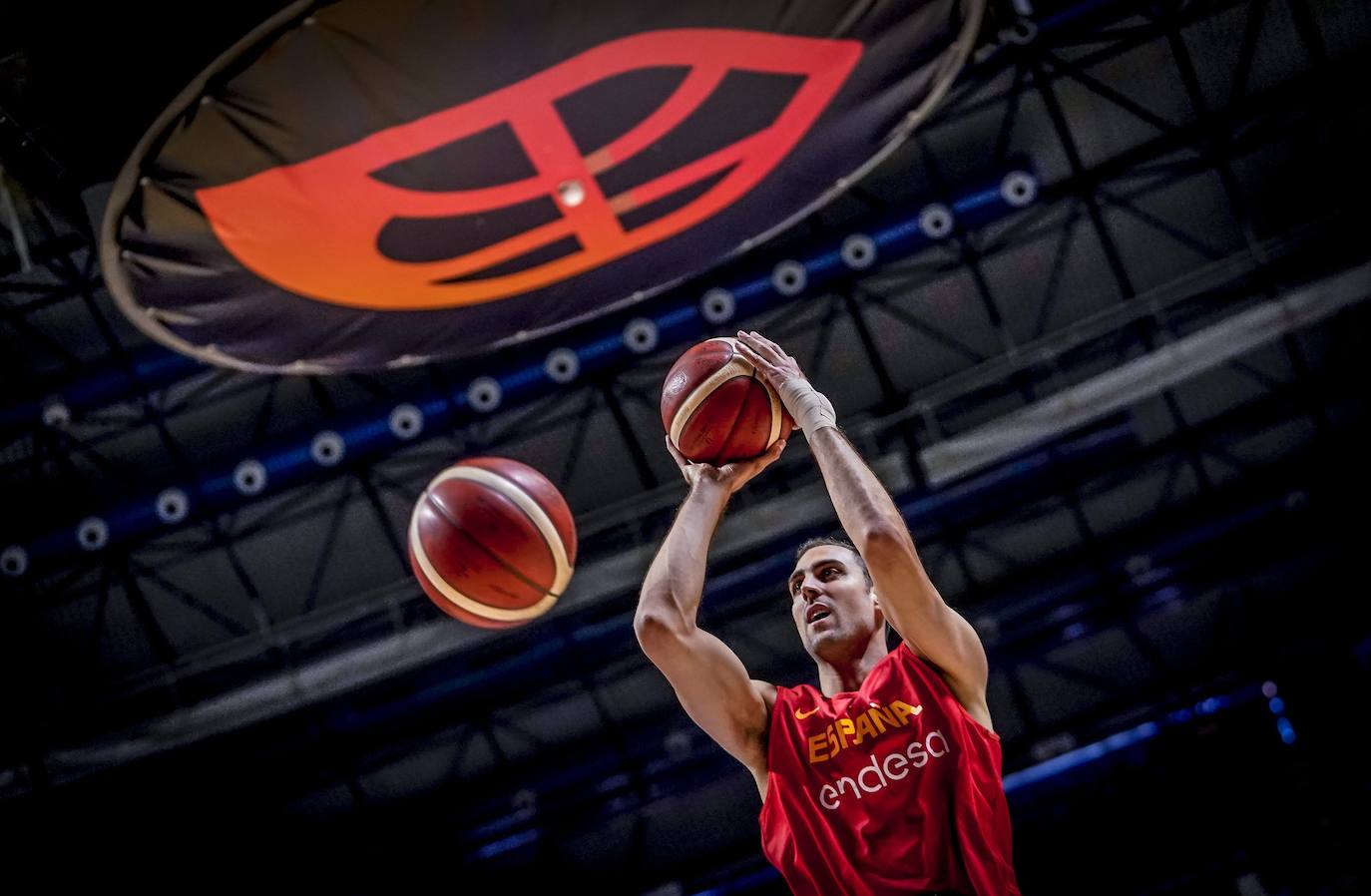 Pablo Aguilar, con un aparatoso vendaje en la mano izquierda, entrenando con España