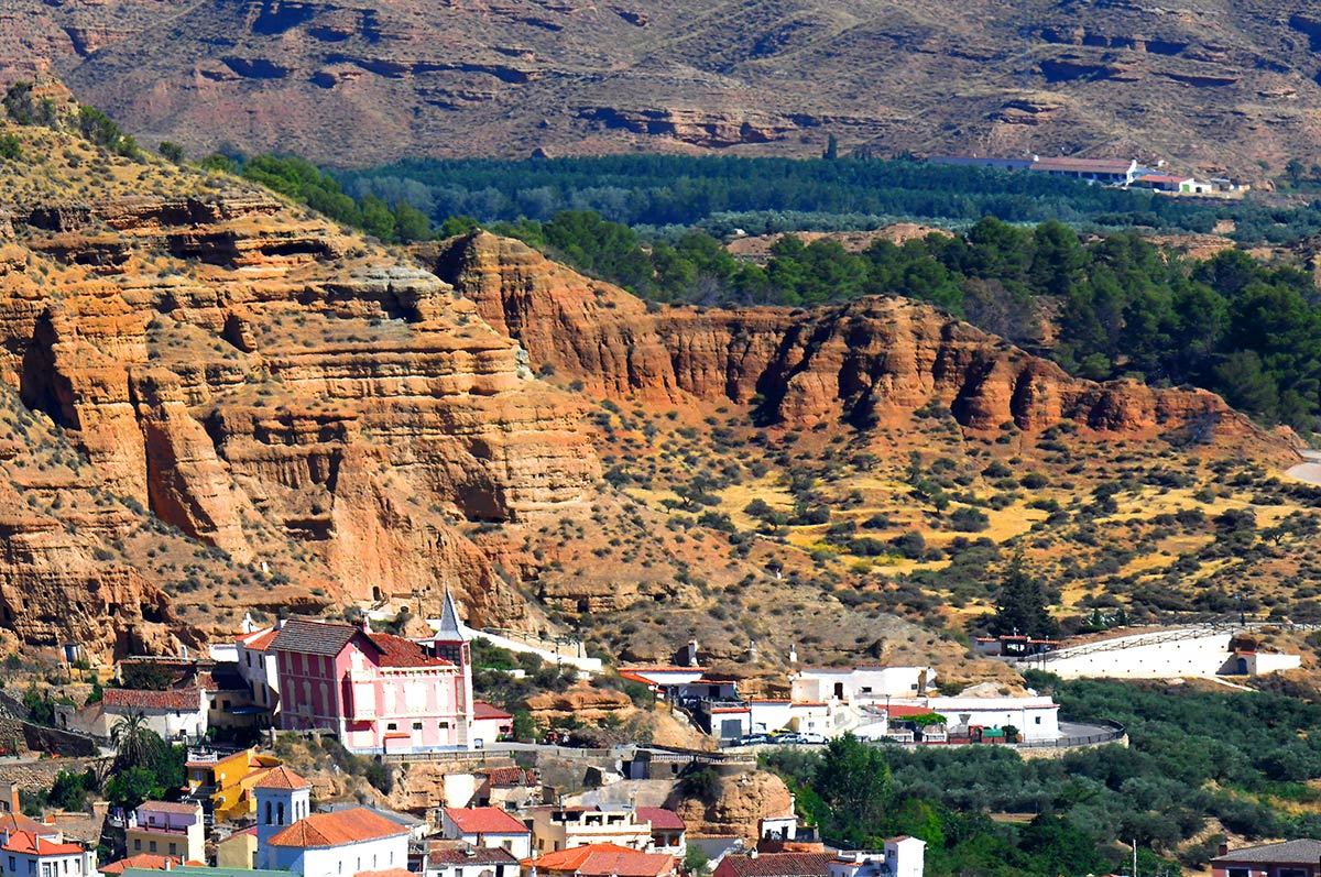 Cárcavas de Marchal. Conoce los parajes de la provincia de Granada que poseen la categoría de Monumento Natural, rutas y detalles para conocer 'malas tierras', cascadas, nacimientos, cuevas y hasta peñones en el mar, espacios únicos reconocidos y catalogados 