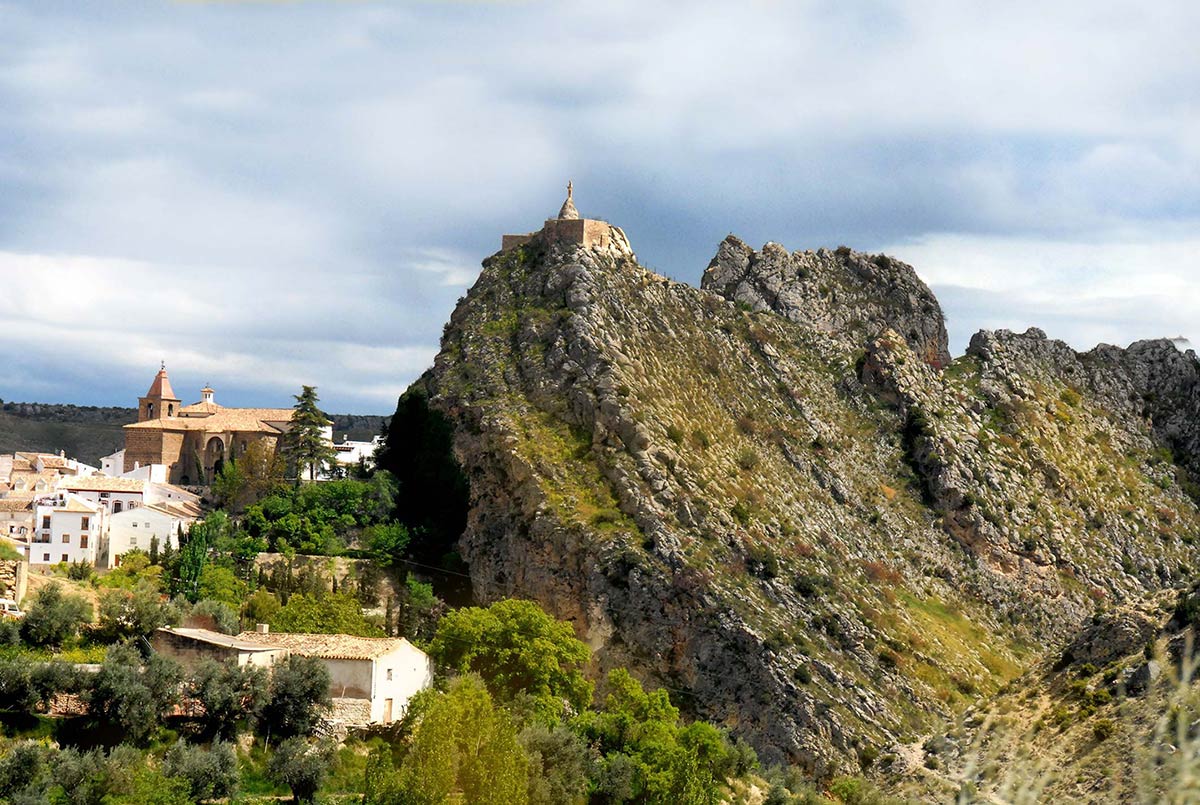 Peña de Castril. Conoce los parajes de la provincia de Granada que poseen la categoría de Monumento Natural, rutas y detalles para conocer 'malas tierras', cascadas, nacimientos, cuevas y hasta peñones en el mar, espacios únicos reconocidos y catalogados 