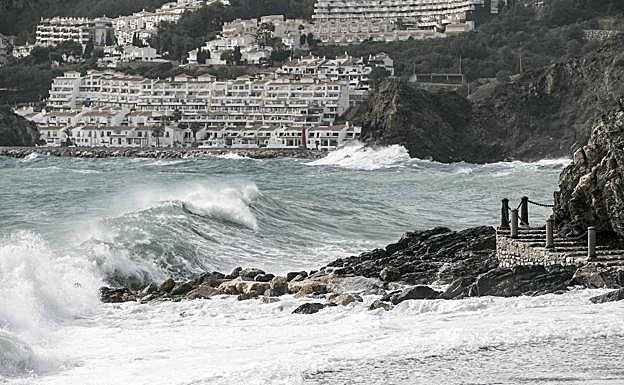 Imagen de archivo de un temporal que azotó la costa sexitana en enero de 2018.