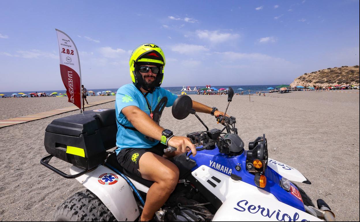 Pablo Delgado socorrista en la playa de Salobreña.