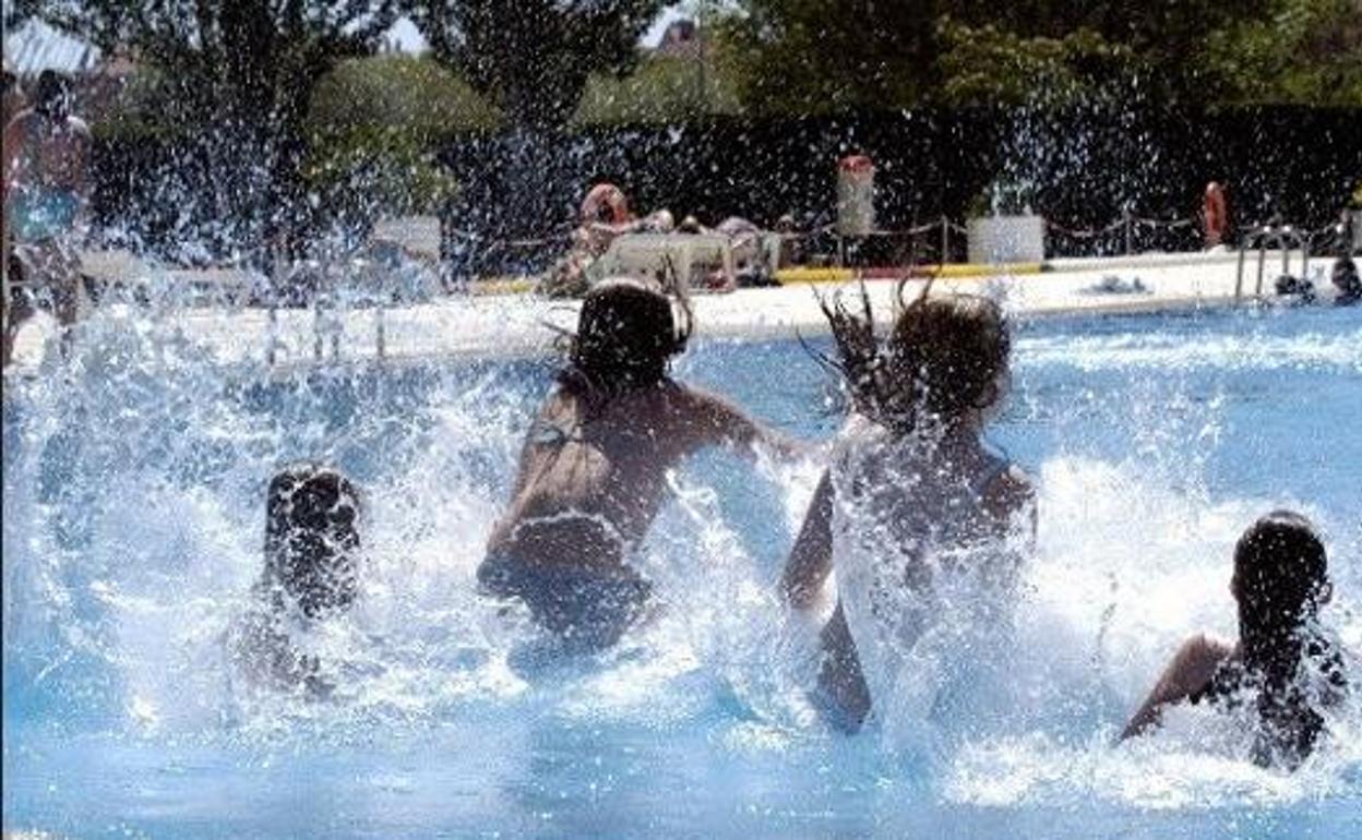 Advertencia de la Guardia Civil: La norma 10/20 que debes seguir con tus hijos están en la piscina