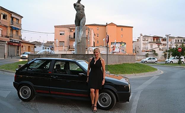 Yolanda Pérez Reina y su Seat Ibiza SXI de 1989 en la plaza Era Baja de Maracena. 