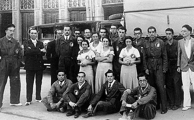 Lorca (en el centro), con La Barraca durante la gira gallega de 1932.