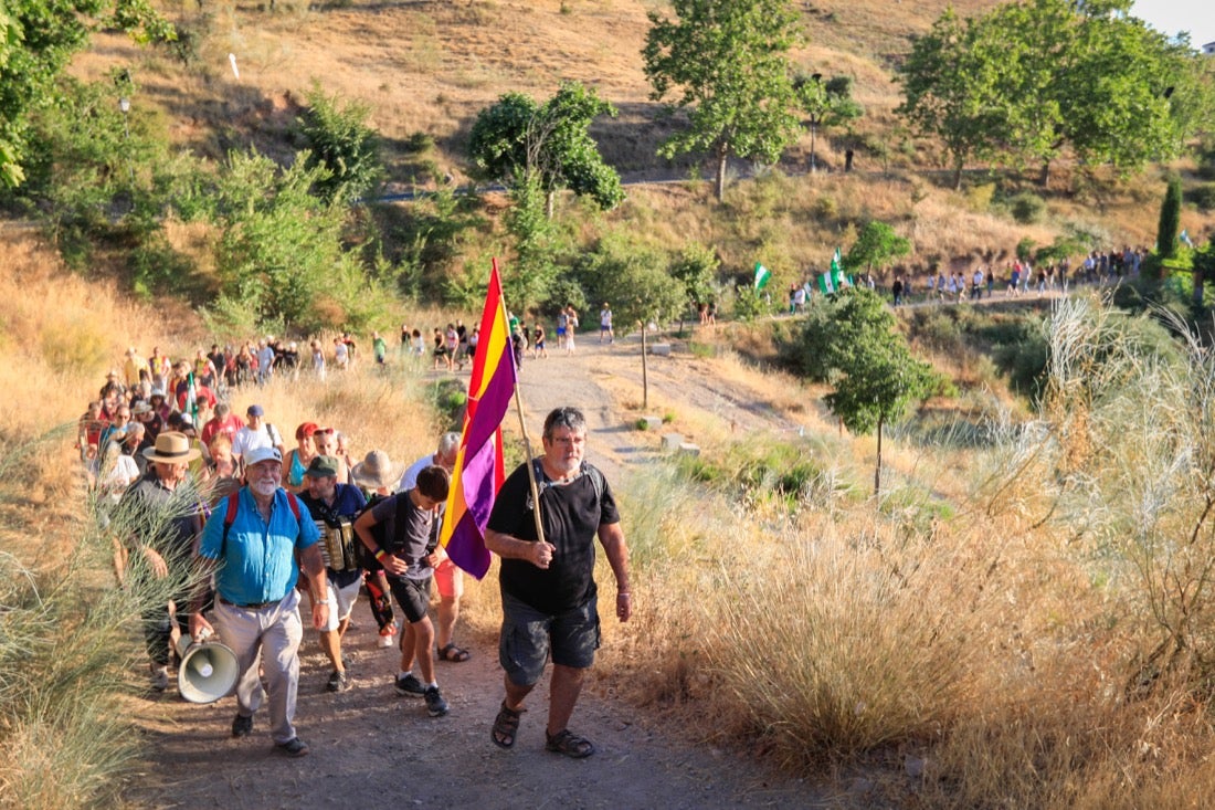 La Asociación granadina Verdad, Justicia y Reparación y el colectivo «Alfacar y Lorca, Romero y Luna» recuerdan este miércoles el 83 aniversario del asesinato de Federico García Lorca en un acto alternativo que pide proteger La Colonia y realizar «microcatas» para hallar los restos del autor de Yerma