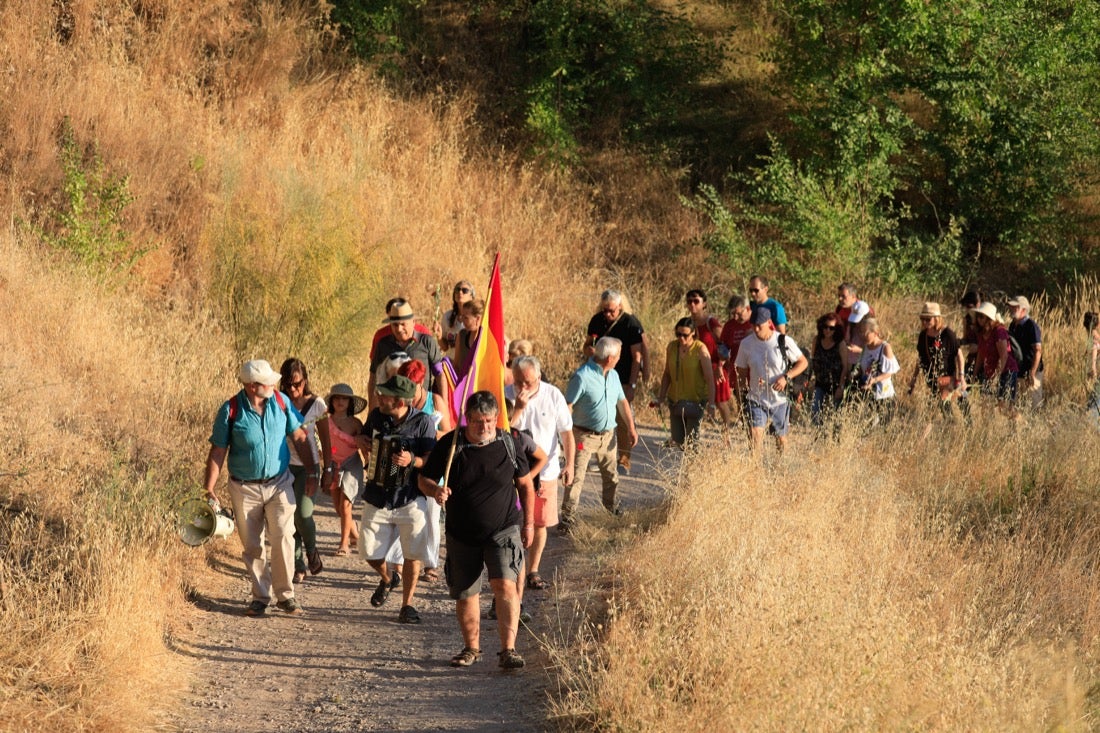 La Asociación granadina Verdad, Justicia y Reparación y el colectivo «Alfacar y Lorca, Romero y Luna» recuerdan este miércoles el 83 aniversario del asesinato de Federico García Lorca en un acto alternativo que pide proteger La Colonia y realizar «microcatas» para hallar los restos del autor de Yerma