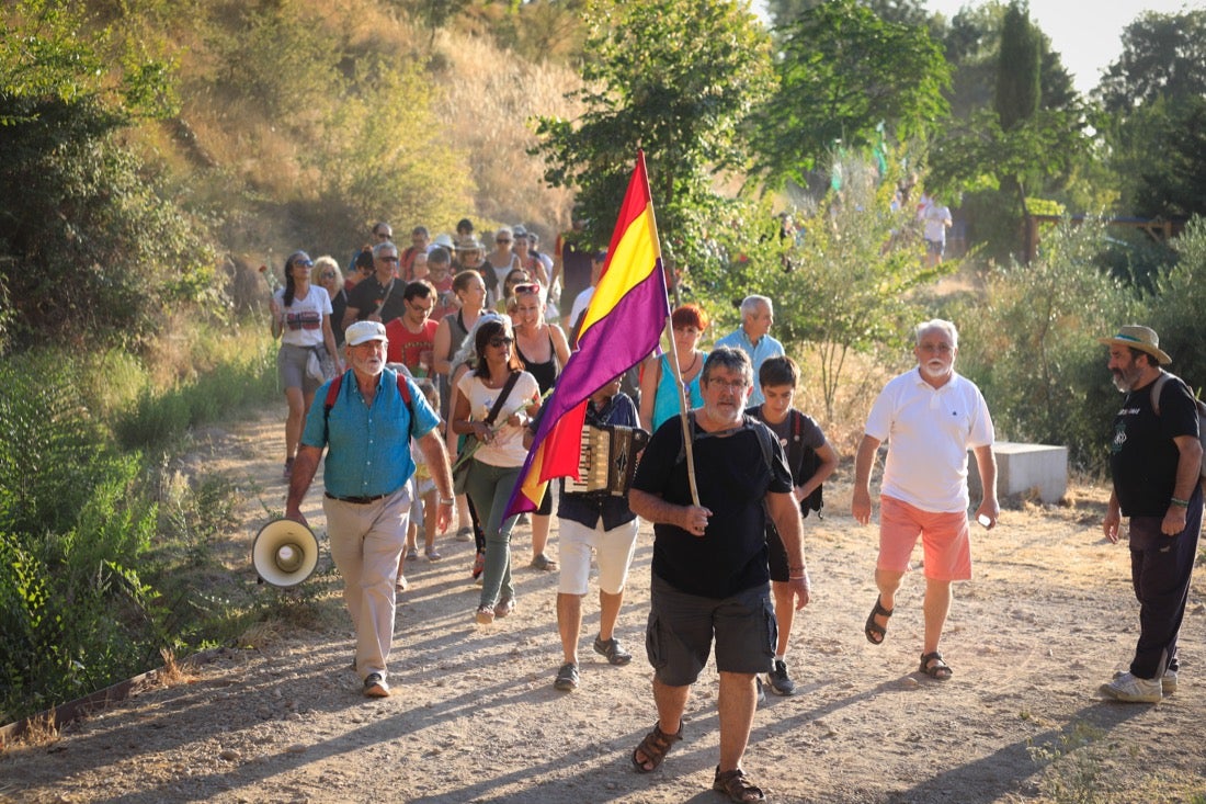 La Asociación granadina Verdad, Justicia y Reparación y el colectivo «Alfacar y Lorca, Romero y Luna» recuerdan este miércoles el 83 aniversario del asesinato de Federico García Lorca en un acto alternativo que pide proteger La Colonia y realizar «microcatas» para hallar los restos del autor de Yerma
