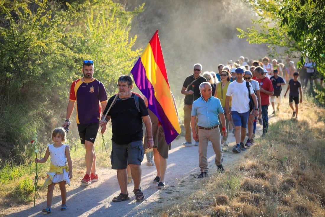 La Asociación granadina Verdad, Justicia y Reparación y el colectivo «Alfacar y Lorca, Romero y Luna» recuerdan este miércoles el 83 aniversario del asesinato de Federico García Lorca en un acto alternativo que pide proteger La Colonia y realizar «microcatas» para hallar los restos del autor de Yerma