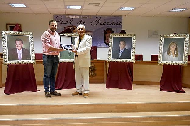 Momento de la entrega del reconocimiento.