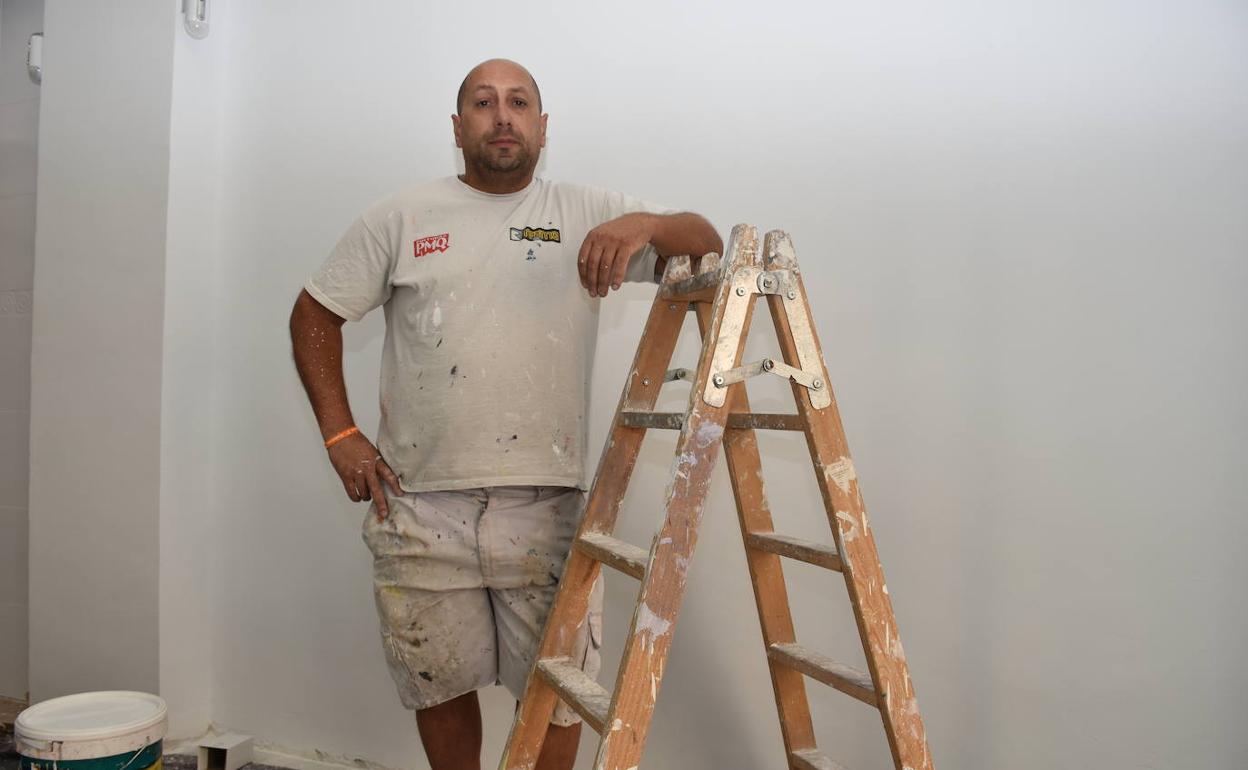 Jesús Bravo durante la pintura de un local. :