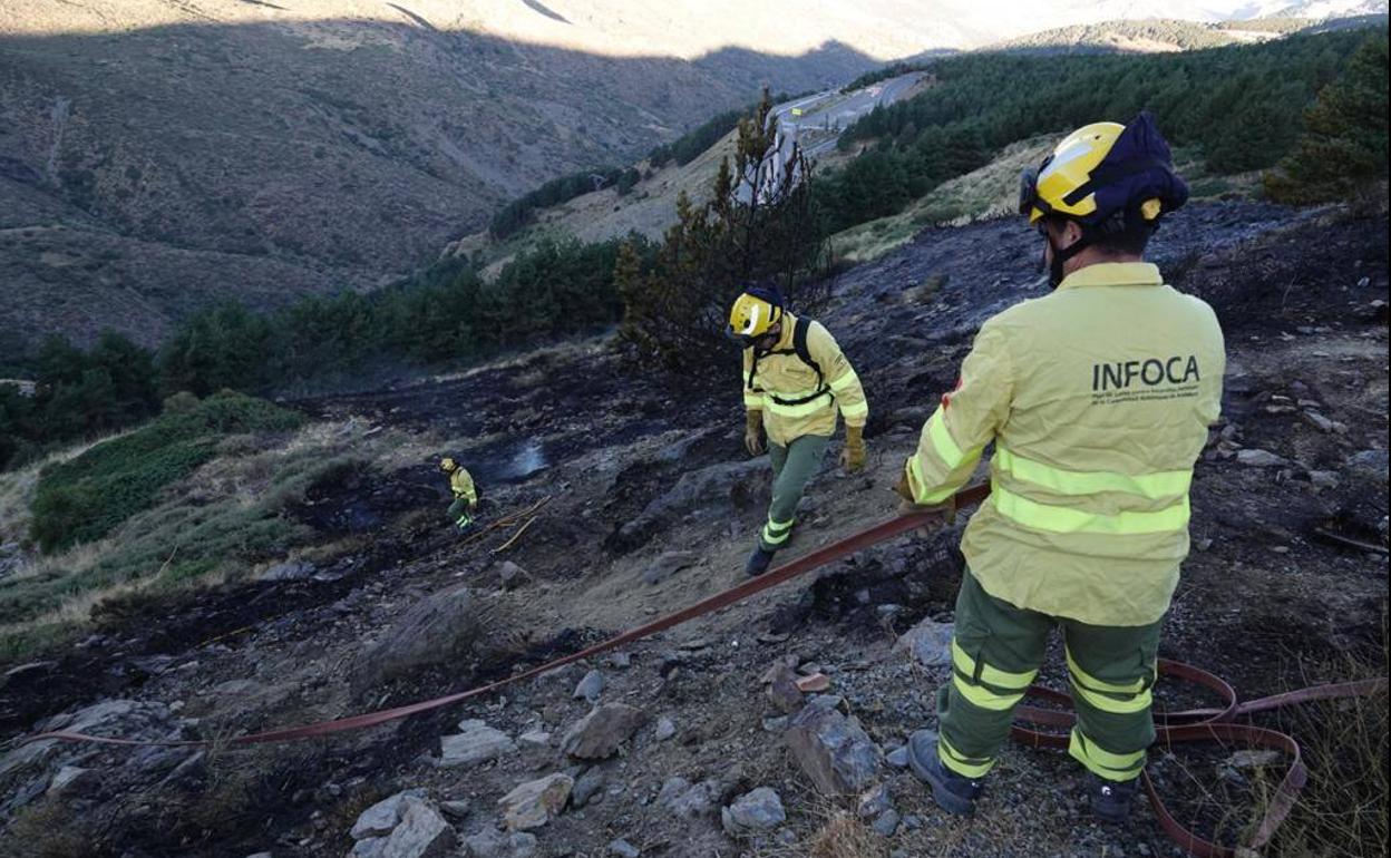 Aparatoso y llamativo incendio en Granada: «No sabemos cuál ha sido el origen del fuego en Pradollano»