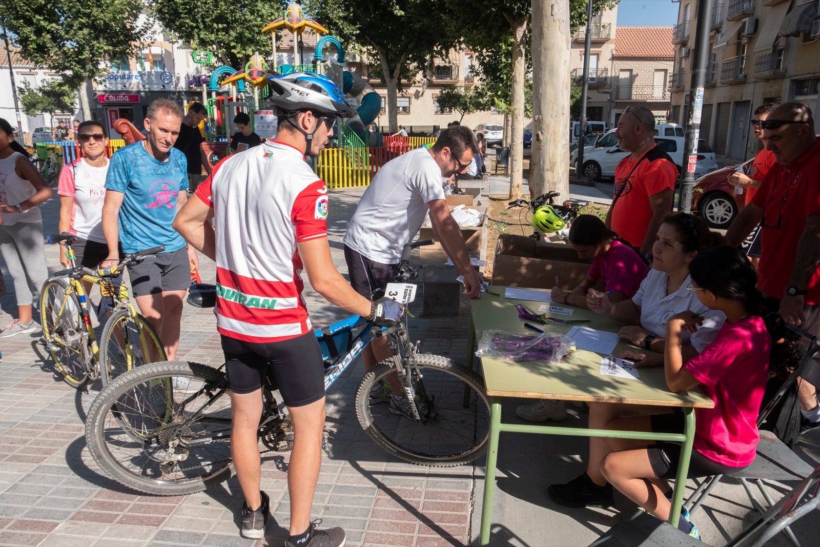 Decenas de personas de todas las edades participan en la XXVII edición del Día de la Bicicleta en Cúllar Vega