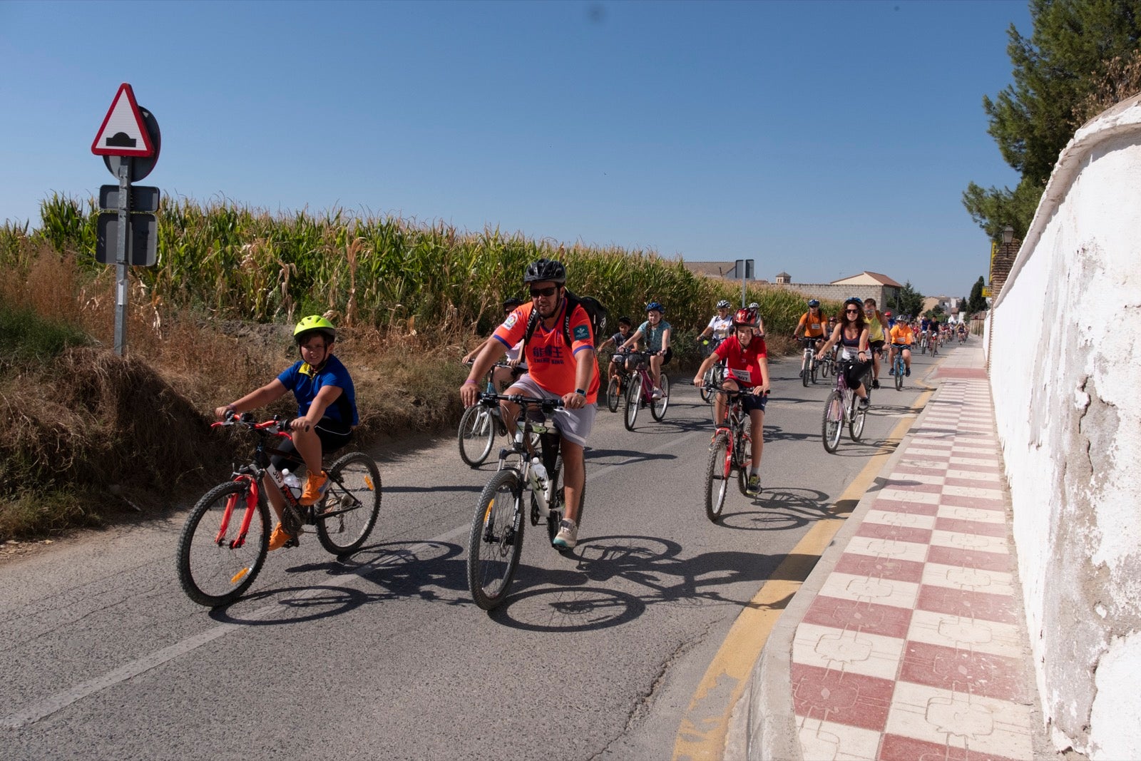 Decenas de personas de todas las edades participan en la XXVII edición del Día de la Bicicleta en Cúllar Vega
