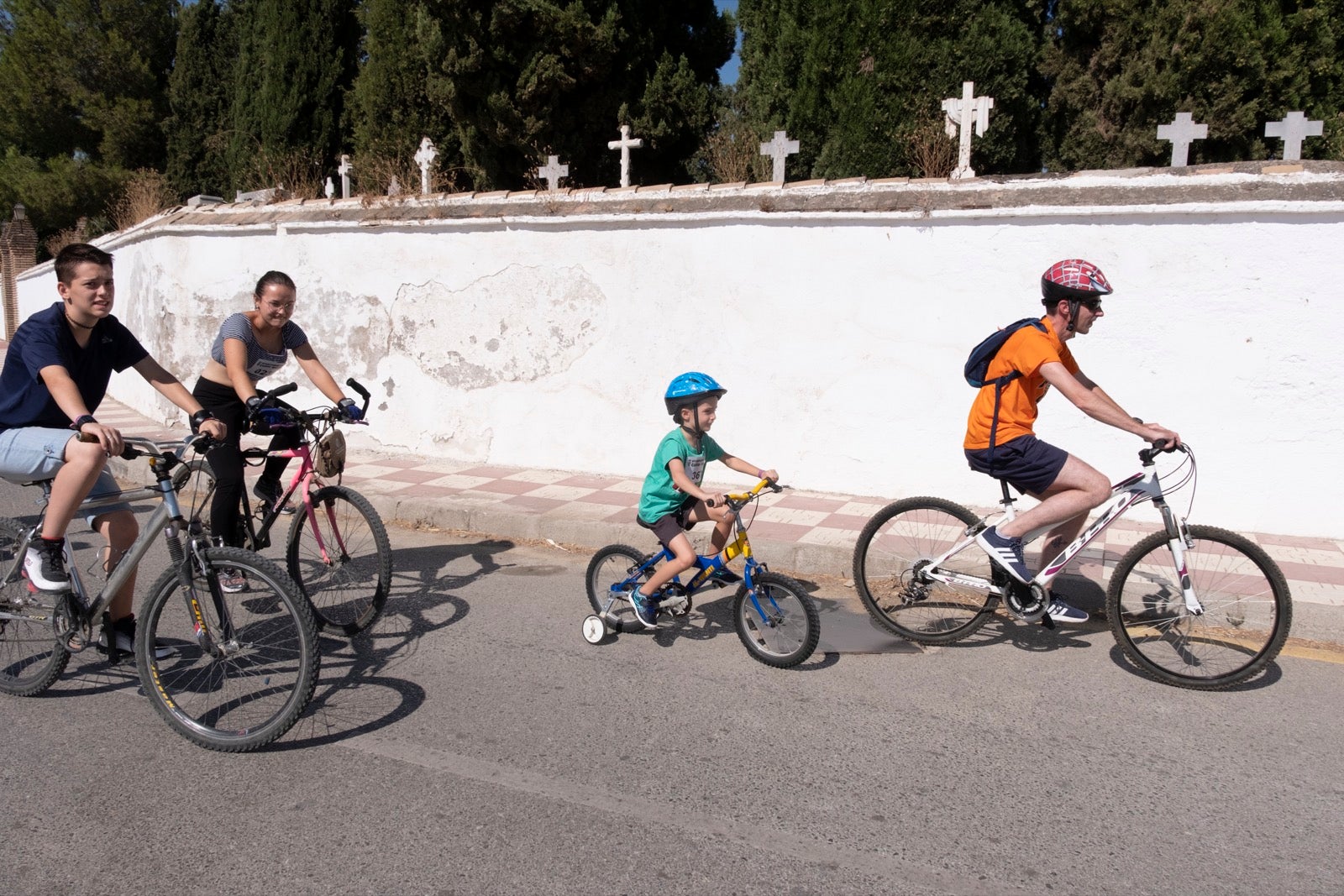 Decenas de personas de todas las edades participan en la XXVII edición del Día de la Bicicleta en Cúllar Vega