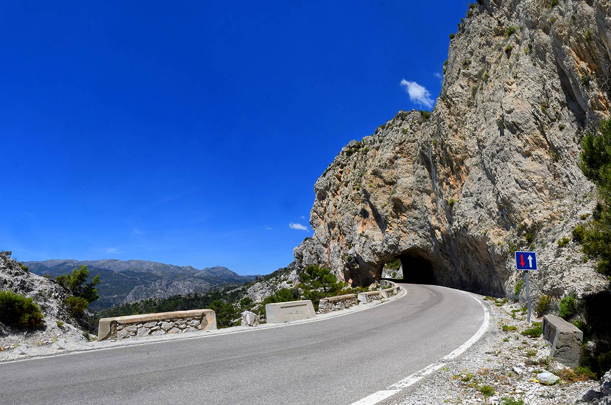 La antigua ruta de las diligencias y el tortuoso camino de Granada a la Costa en los años 60, una inmersión en tierras de paisajes quebrados que muestran múltiples ecosistemas y atesoran la historia de un territorio único 