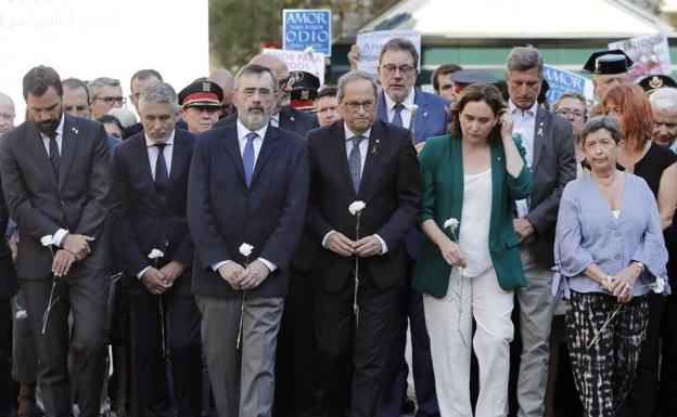 La alcaldesa de Barcelona, Ada Colau, acompañada por el presidente de la Generalitat, Quim Torra,c., y de la delegada del Gobierno en Cataluña, Teresa Cunillera, d., el presidente del Senado, Manuel Cruz, 3ºiz., el presidente del Parlament de Cataluña, Roger Torrent,iz., y el ministro en funciones de Interior, Fernando Grande Marlaska,2ºizq.