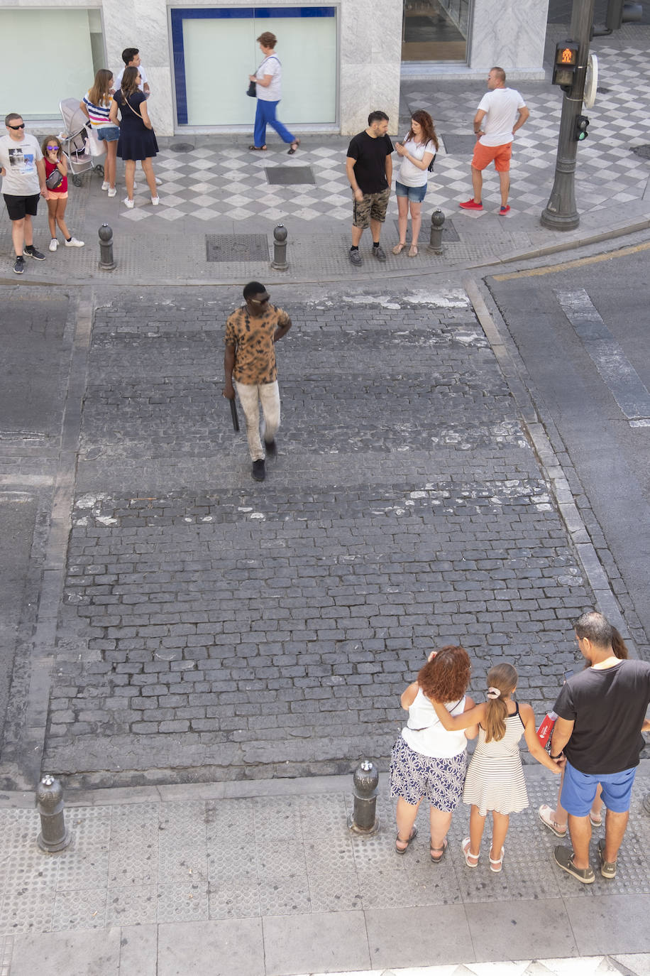 En este cruce de Reyes Católicos, la pintura, directamente, ha desaparecido.