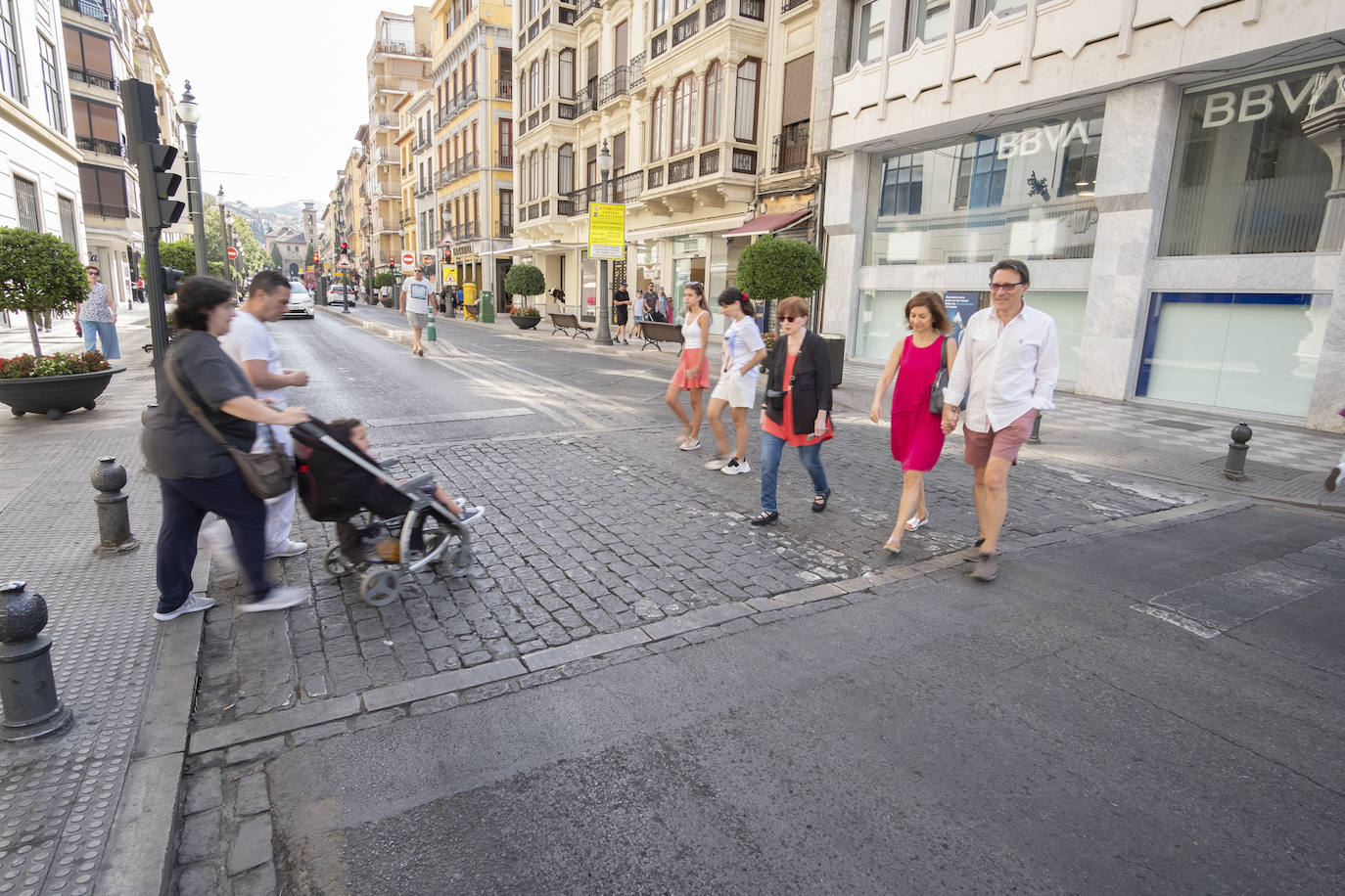 En este cruce de Reyes Católicos, la pintura, directamente, ha desaparecido.
