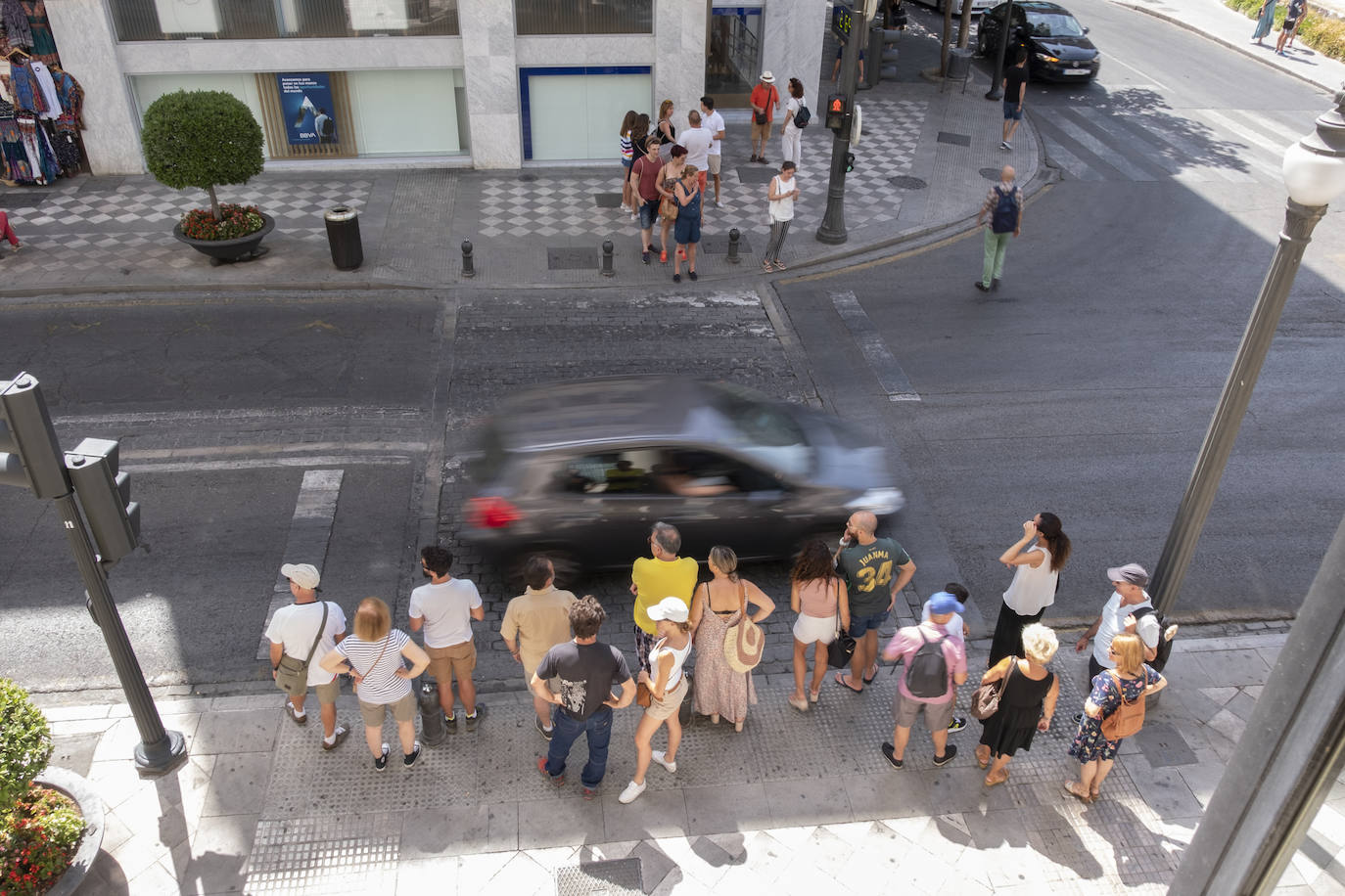 En este cruce de Reyes Católicos, la pintura, directamente, ha desaparecido.