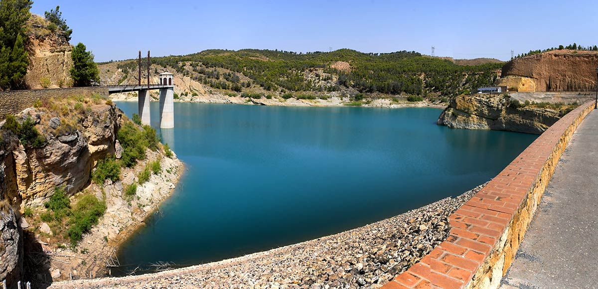 El río Fardes se embalsa en la presa del Peñón de los Gitanos para regar los 'badlands' de la Hoya de Guadix y el Altiplano